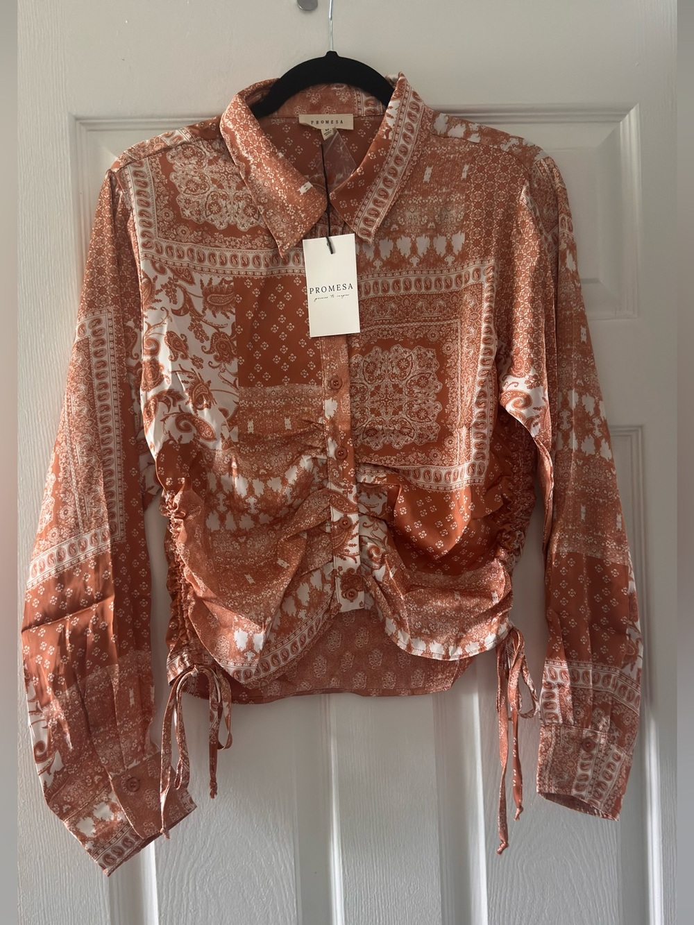 PROMESA Rust and White Paisley Ruched Button-Down Shirt